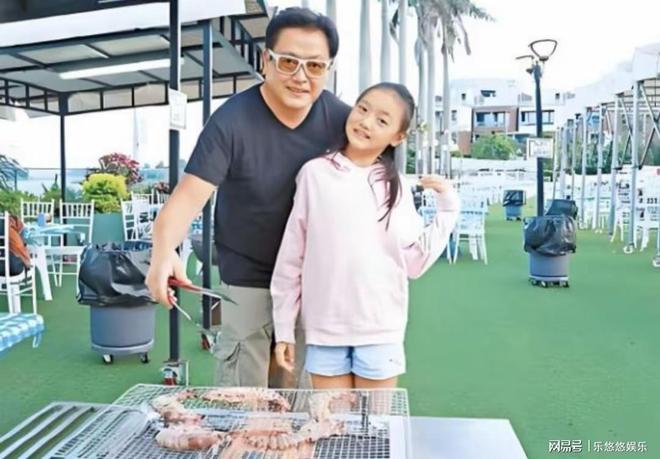 岁女儿近180 和爸爸很像家中温馨时尚MG不朽情缘58岁魏骏杰接女儿放学15(图4)