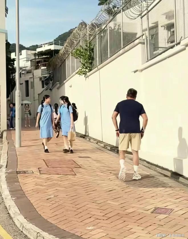 岁女儿近180 和爸爸很像家中温馨时尚MG不朽情缘58岁魏骏杰接女儿放学15(图2)