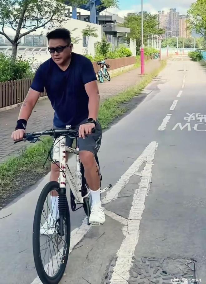 岁女儿近180 和爸爸很像家中温馨时尚MG不朽情缘58岁魏骏杰接女儿放学15(图5)