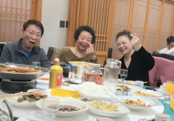 ：袁世凯87岁孙子太冻龄曹锟孙女罕见亮相mg不朽情缘游戏网站军阀后人聚会照片曝光(图11)