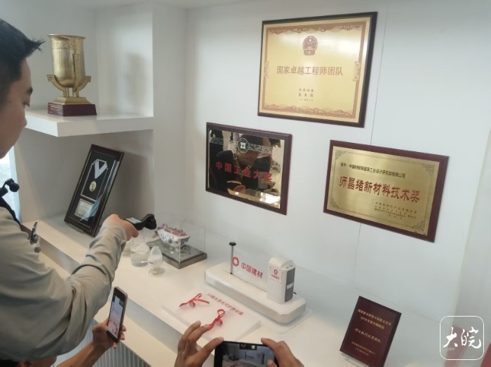 厚积“薄”发！中研院集团书写玻璃产业“逆袭”传奇mg不朽情缘游戏登录入口活力中国调研行 72年(图3)